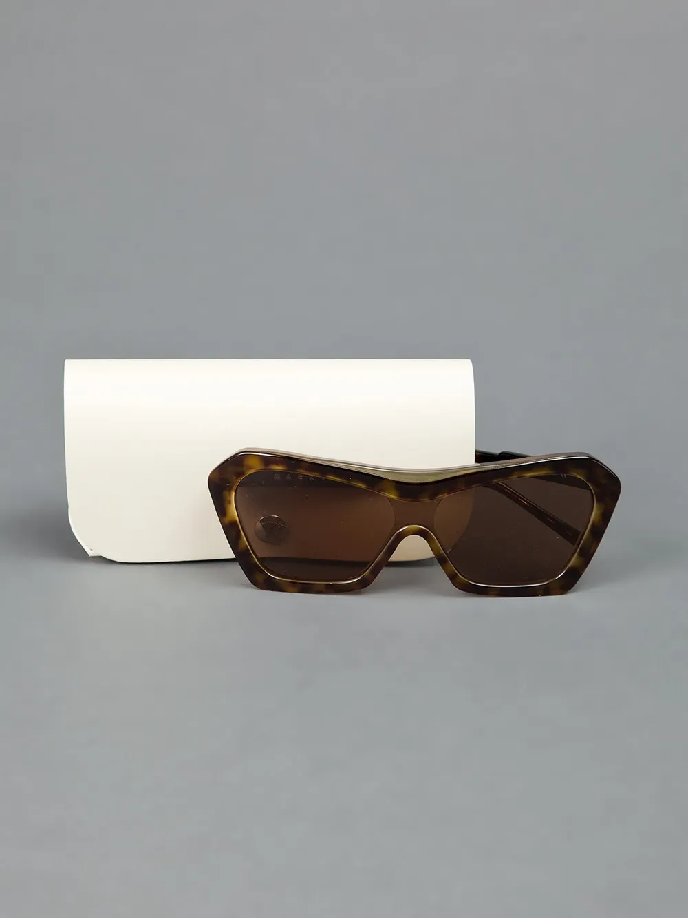 Marni Eyewear angled frame sunglasses Bruin