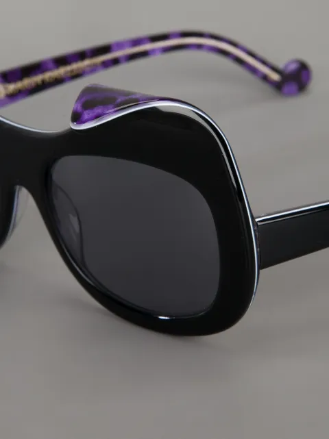 ANNA-KARIN KARLSSON ANNA KARIN KARLSSON SONNENBRILLE MIT DESIGNER-GESTELL - SCHWARZ