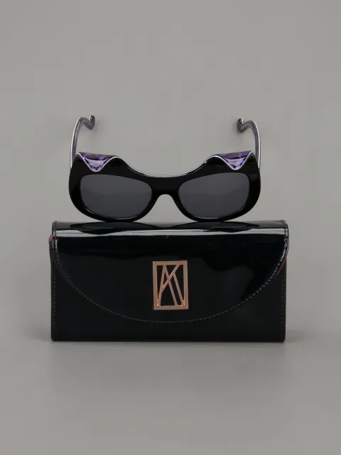 ANNA-KARIN KARLSSON ANNA KARIN KARLSSON SONNENBRILLE MIT DESIGNER-GESTELL - SCHWARZ