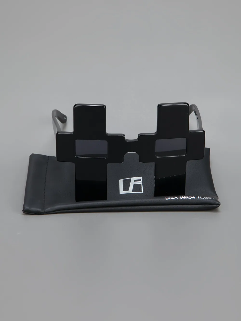 Linda Farrow cross sunglasses Zwart