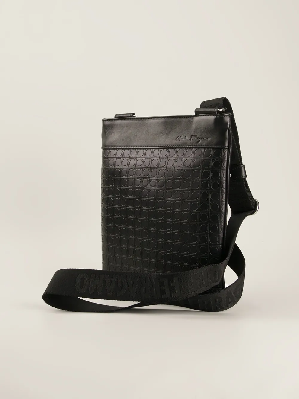 Ferragamo logo embossed shoulder bag Zwart