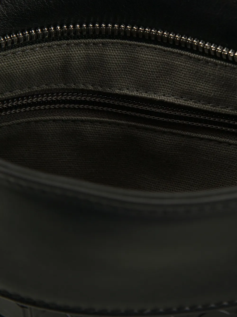 Ferragamo logo embossed shoulder bag Zwart