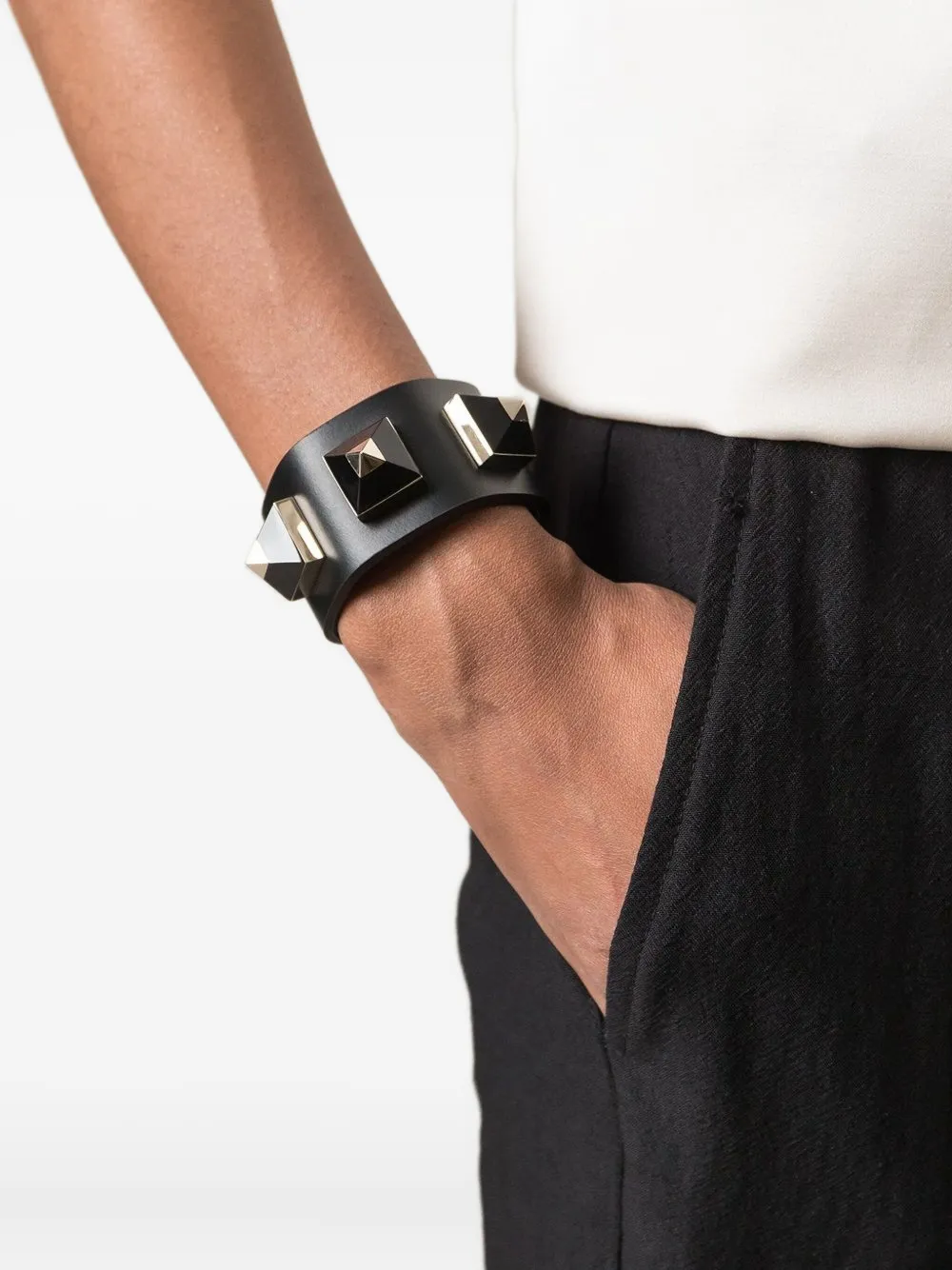 Givenchy سوار جلد بترصيع مدبب | Image 2