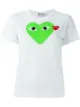 الصورة 1 من Comme Des Garçons Play تيشيرت بطبعة