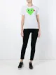 الصورة 2 من Comme Des Garçons Play تيشيرت بطبعة