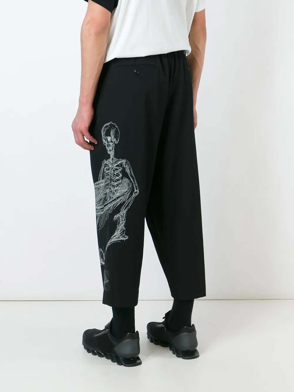 Yohji Yamamoto skeleton print cropped trousers Zwart