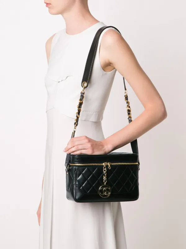 CHANEL ブラック キルティングショルダーバッグポーチ付 CHANEL - 即発送！シャネルキルティングショルダーバッグ ポーチ型