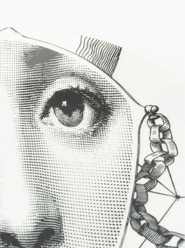 フォルナセッティー  両面プリント　45サイズ　シリアス　ビー Fornasetti フェイスプリント プレート | ブラック | FARFETCH JP