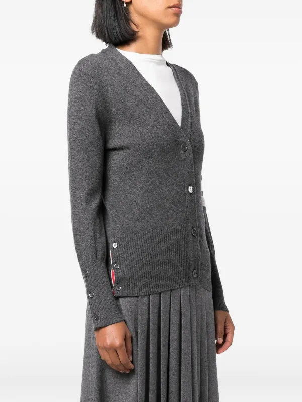 希少 THOM BROWNE グレー Vネックカーディガン カシミア クラシック カシミヤ 4-BAR Vネック カーディガン | Thom Browne