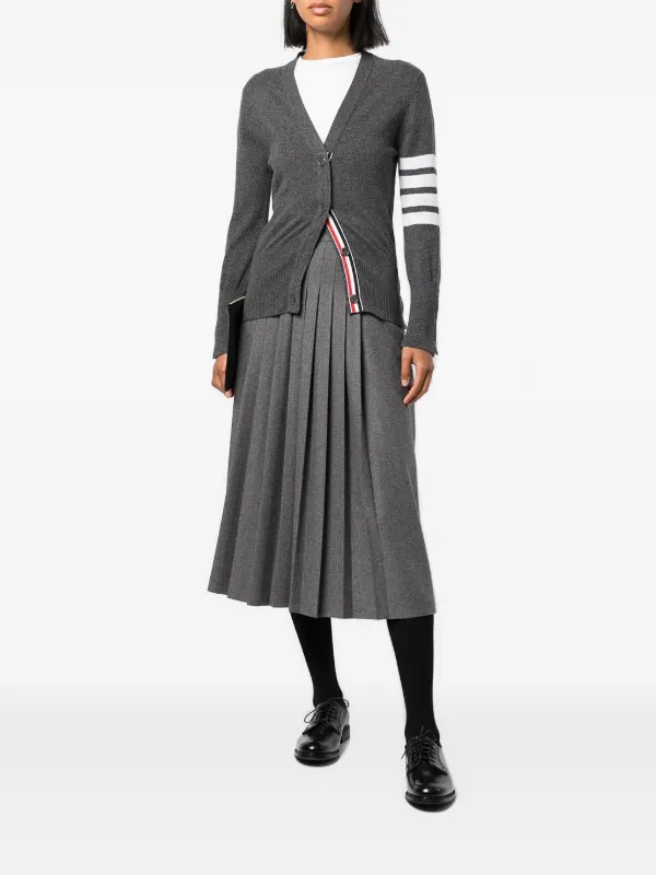希少 THOM BROWNE グレー Vネックカーディガン カシミア クラシック カシミヤ 4-BAR Vネック カーディガン | Thom Browne