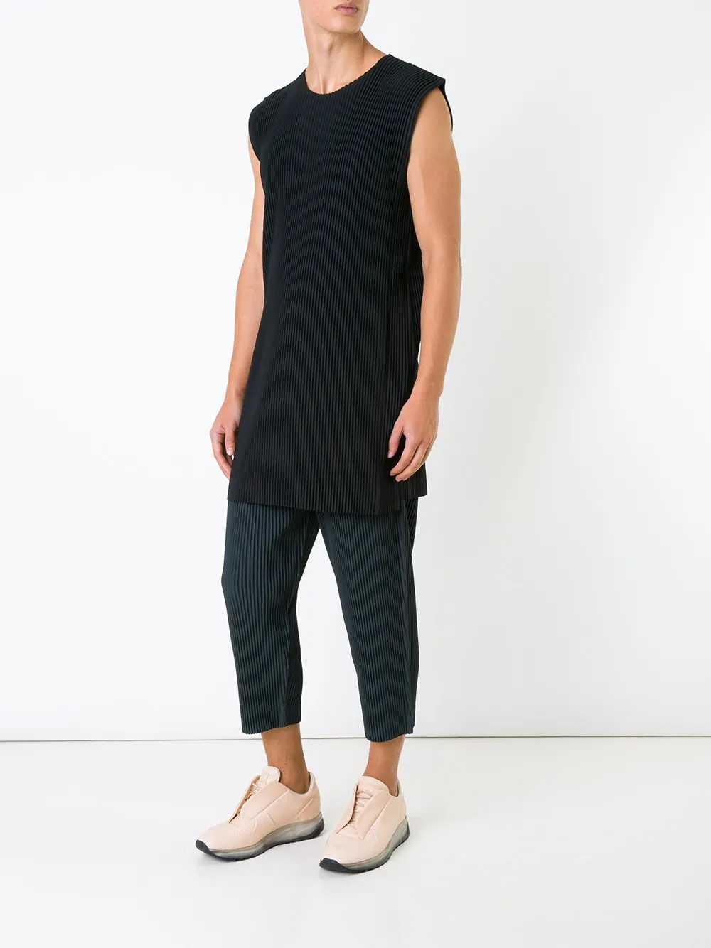 Homme Pliss&eacute; Issey Miyake pleated cropped trousers - Groen