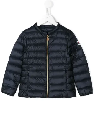 圆领, 正面拉链, 长袖, 正面口袋, 平直下摆, 左臂饰标志.