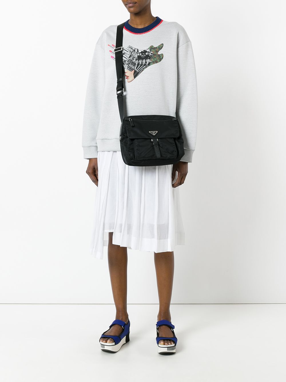 фото Prada сумка через плечо с бляшкой-логотипом