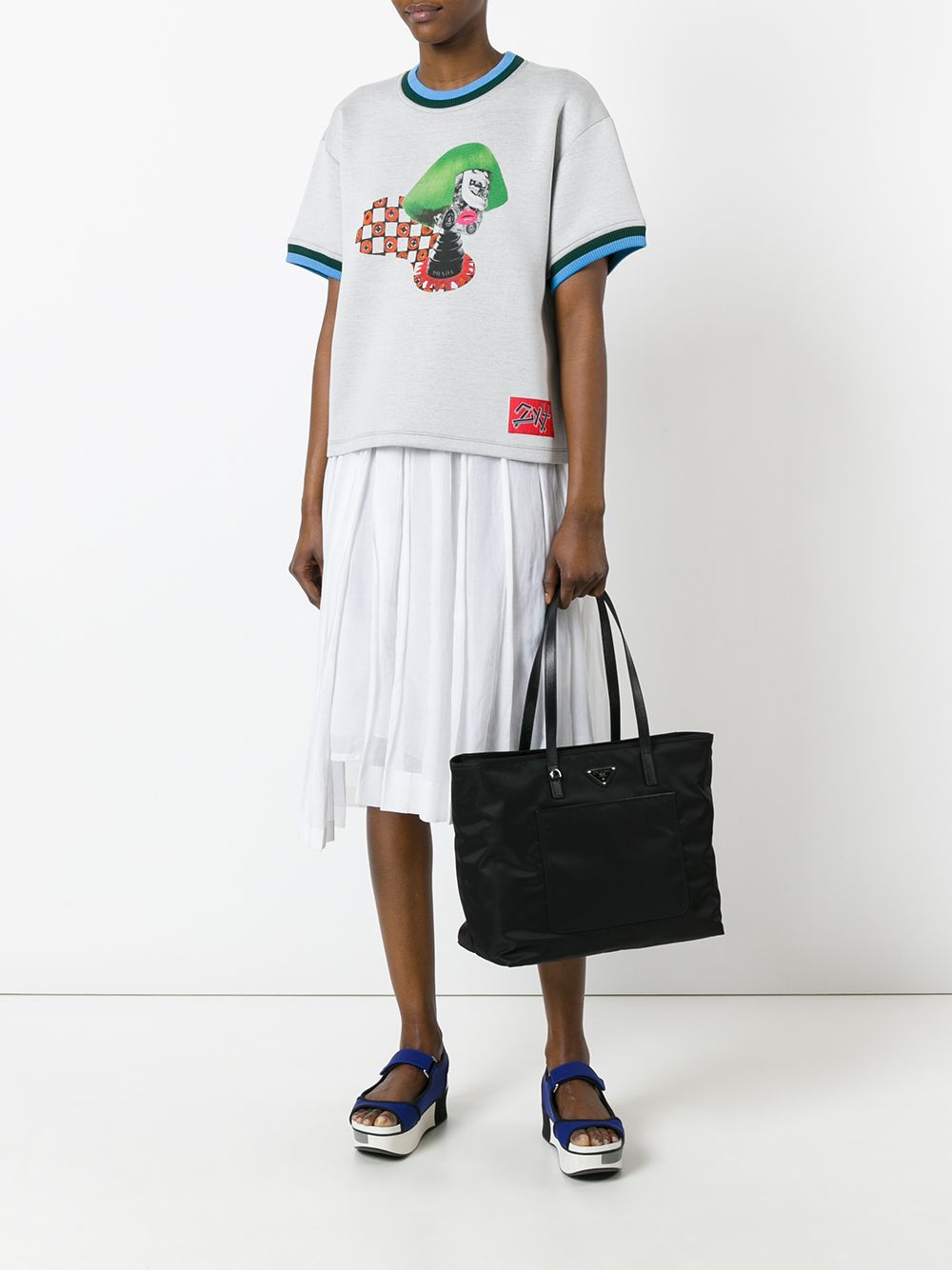 фото Prada сумка-тоут с бляшкой-логотипом