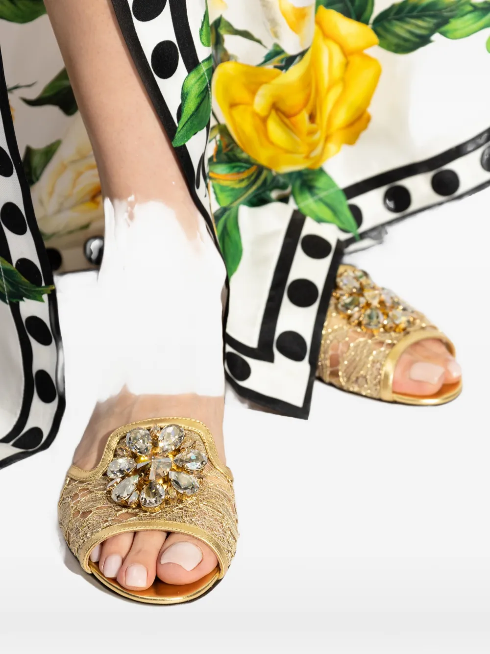 Dolce & Gabbana Bianca sandalen met broche Goud