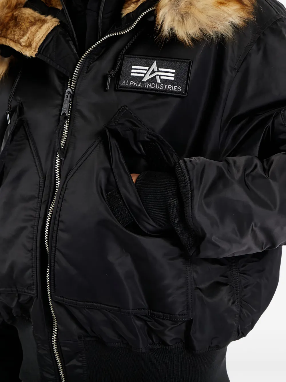 Alpha Industries Bomberjack met afwerking van imitatiebont Zwart