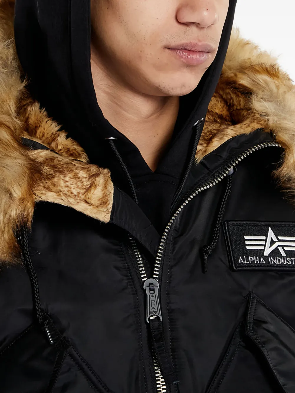Alpha Industries Bomberjack met afwerking van imitatiebont Zwart