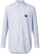 Imagen 1 de Comme Des Garçons Play camisa de rayas con parche de corazón