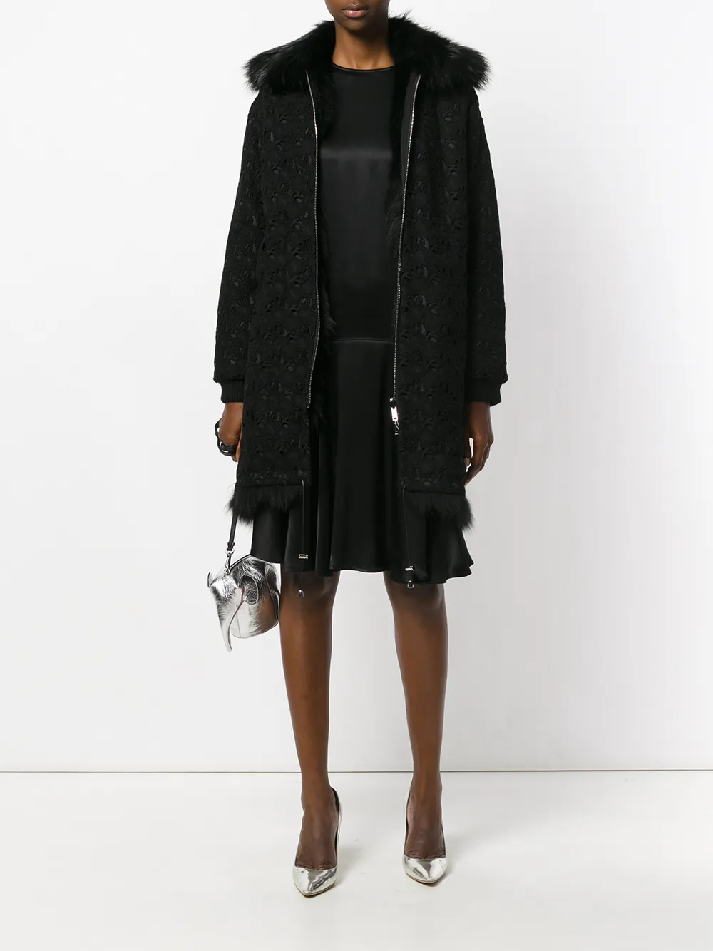 Giambattista Valli jas met bontkraag en rits Zwart
