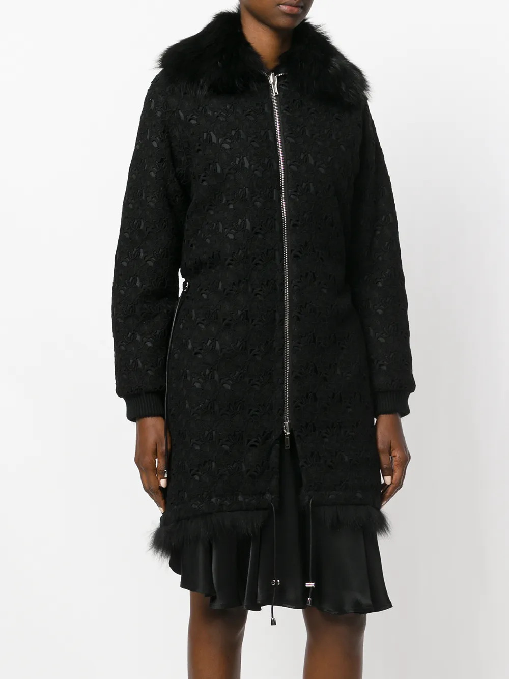 Giambattista Valli jas met bontkraag en rits Zwart