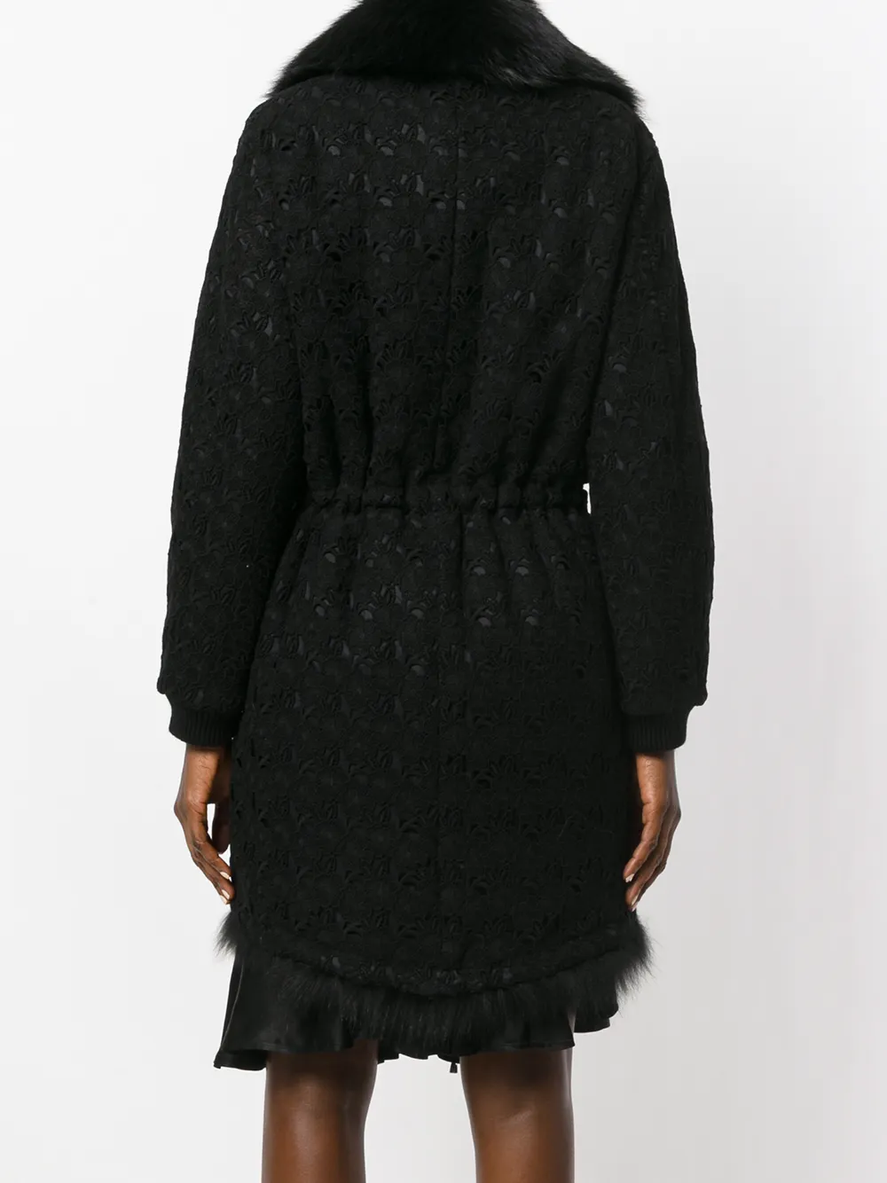 Giambattista Valli jas met bontkraag en rits Zwart