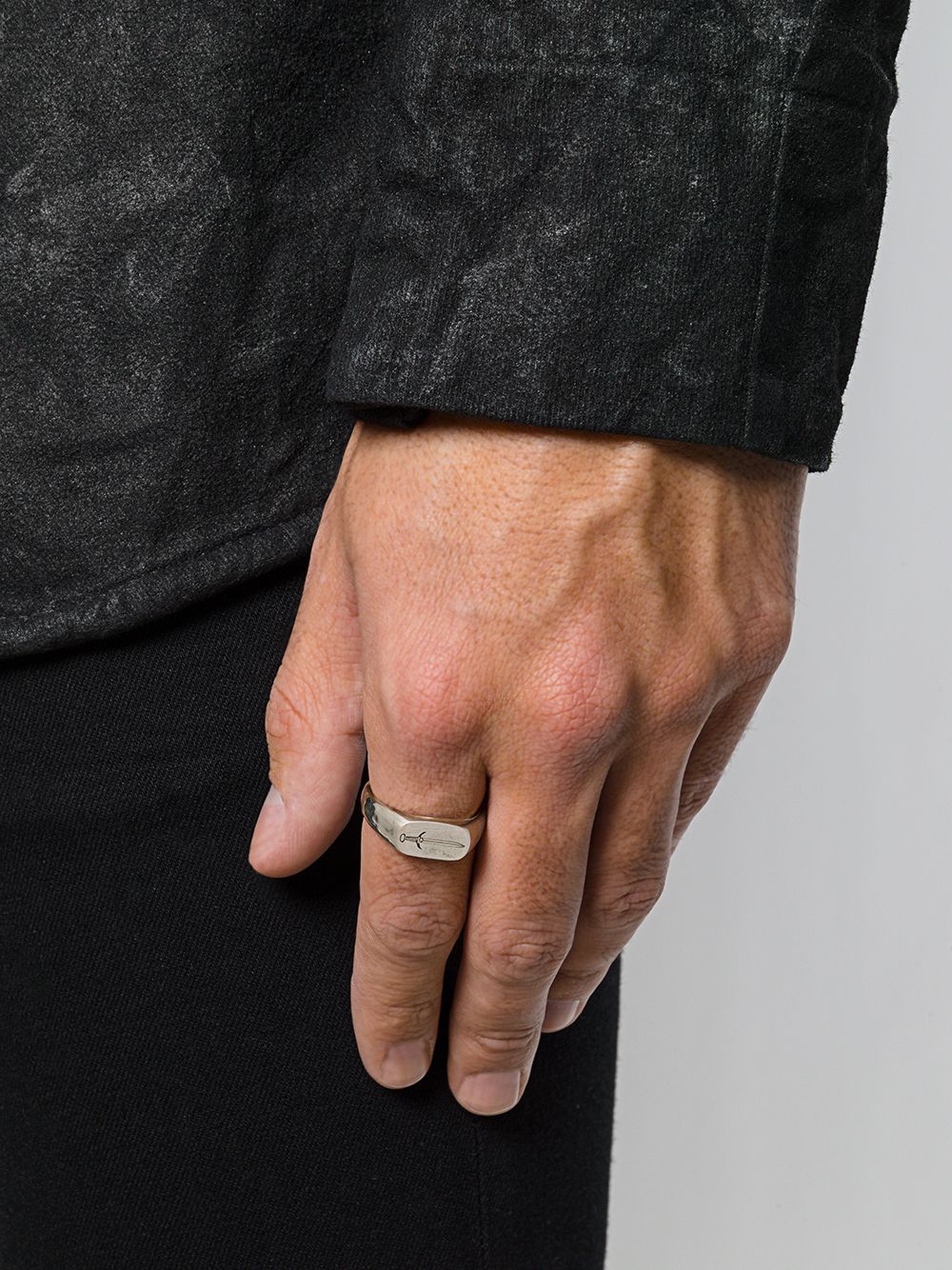 фото Henson перстень с тисненым кинжалом