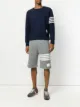 الصورة 2 من Thom Browne كنزة مرصع بياقة مدورة بشريط هندسي بارتفاع 4 أشرطة 100٪ كشمير و 100٪القطن