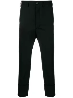 Calça chino com bainha dobrada