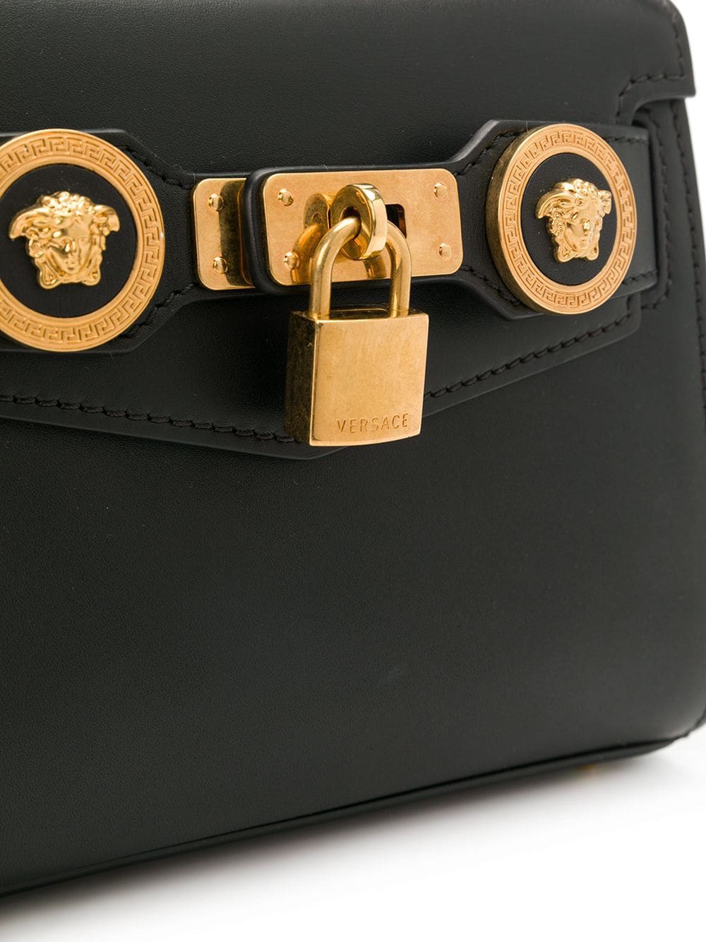 фото Versace сумка с деталями в форме медалей и замка