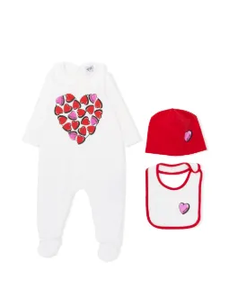 conjunto de pijama con logo estampado y corazón