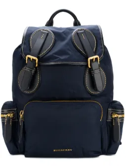 Mochila com fivelas
