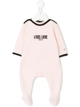 pijama con logo estampado