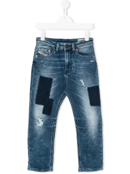 Jeans con applicazione con strappi decorativi