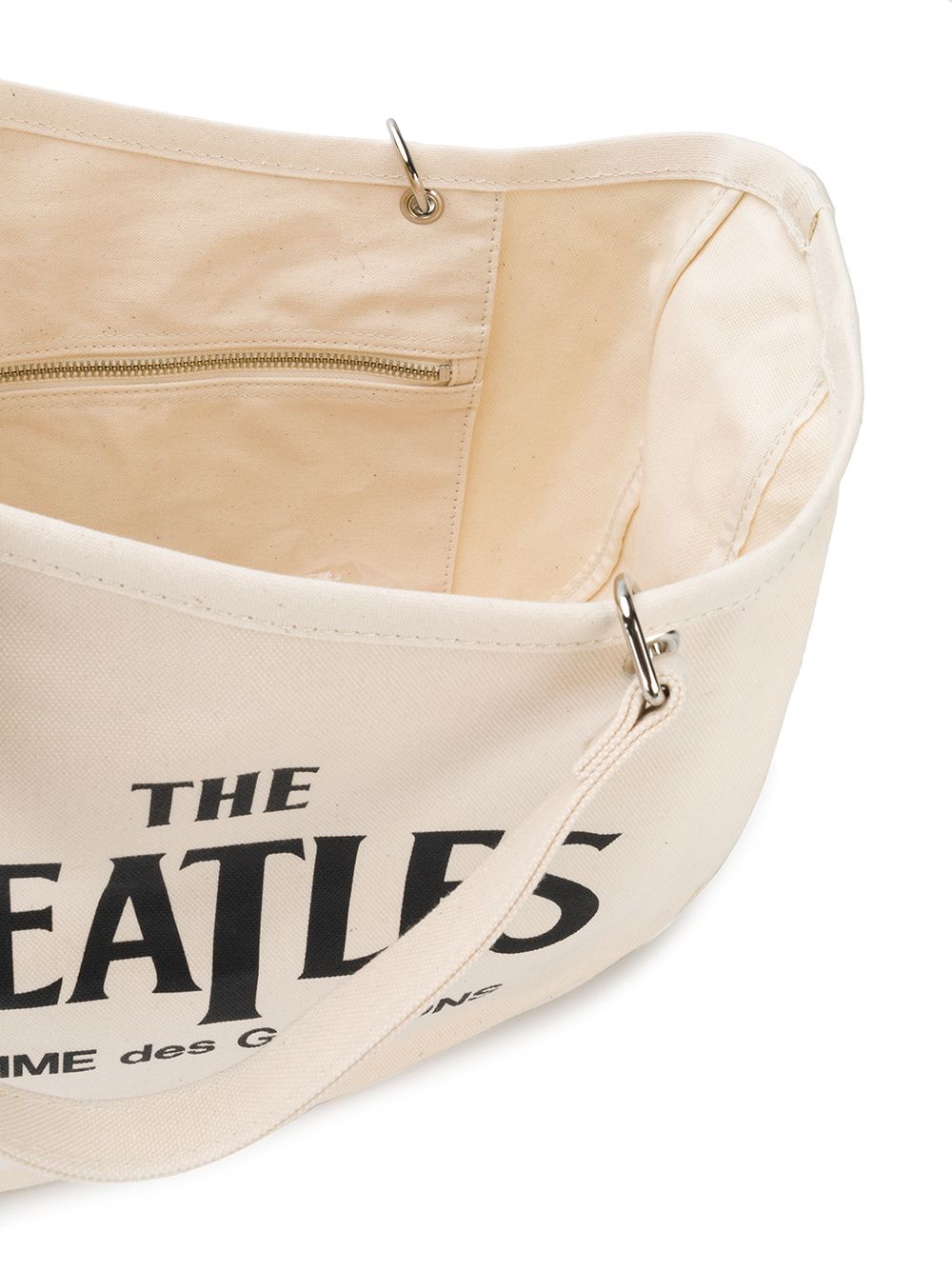 The Beatles X Comme Des Garçons slogan draagtas Beige