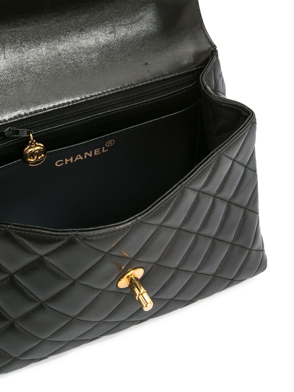 фото Chanel pre-owned стеганая сумка с ремешком