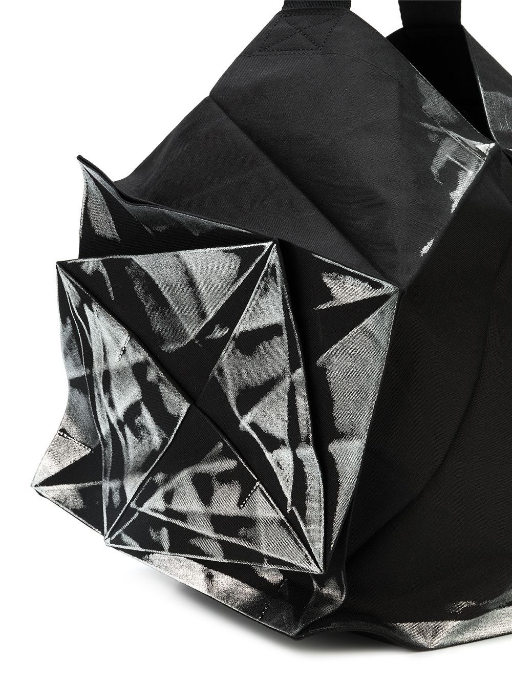 фото Issey miyake объемная сумка-тоут с геометрическим узором