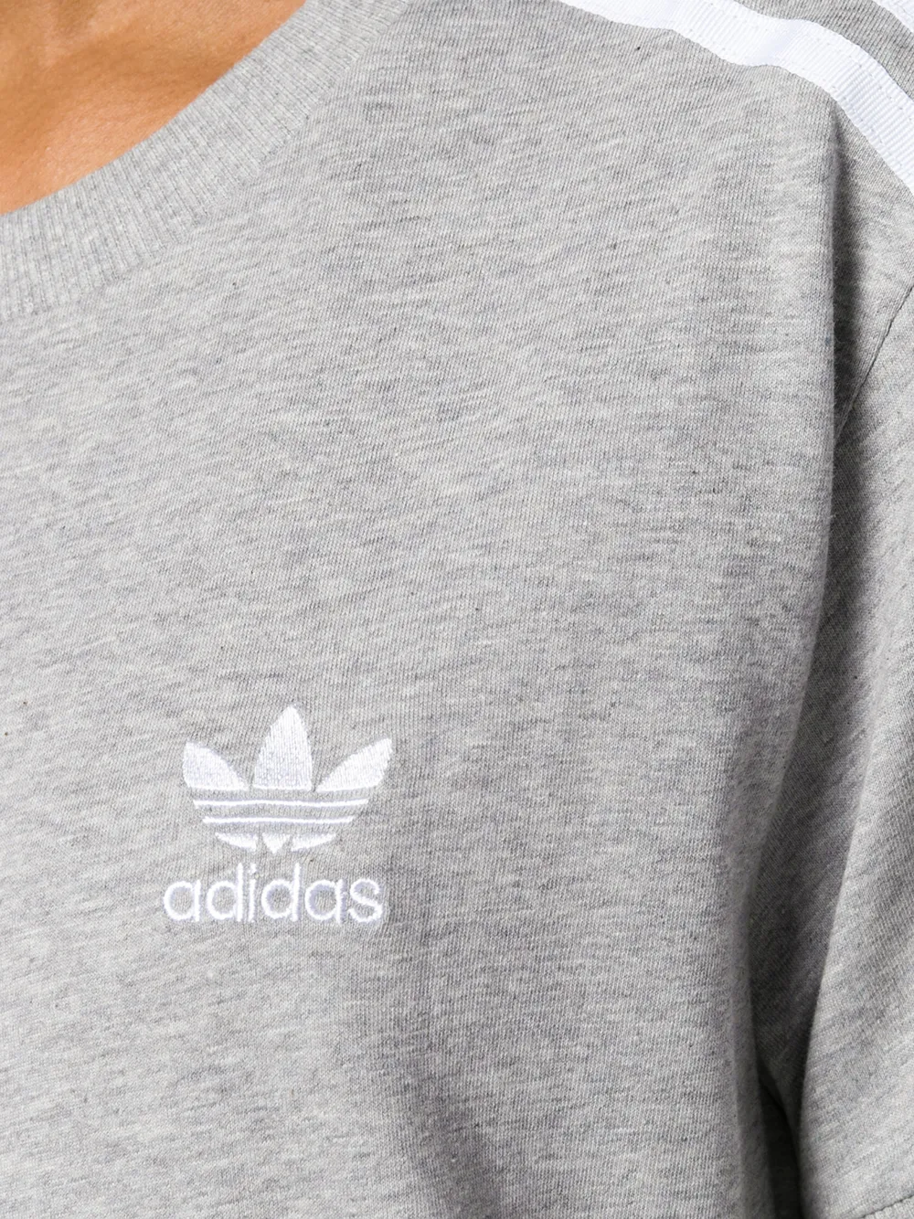 adidas t-shirt met strepen en logo op de arm Grijs