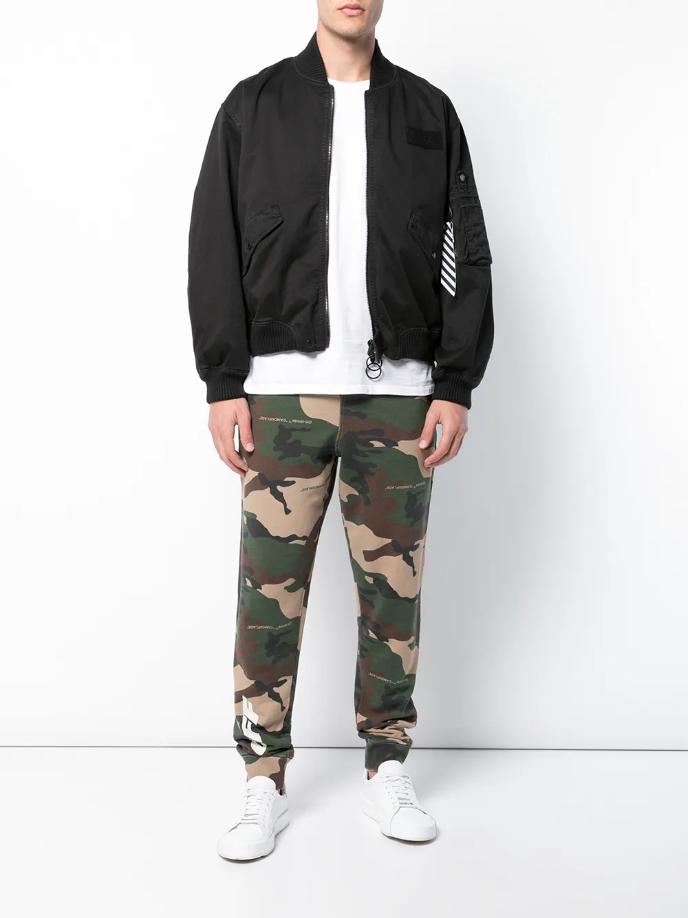 Off-White rugtas met camouflageprint - Bruin