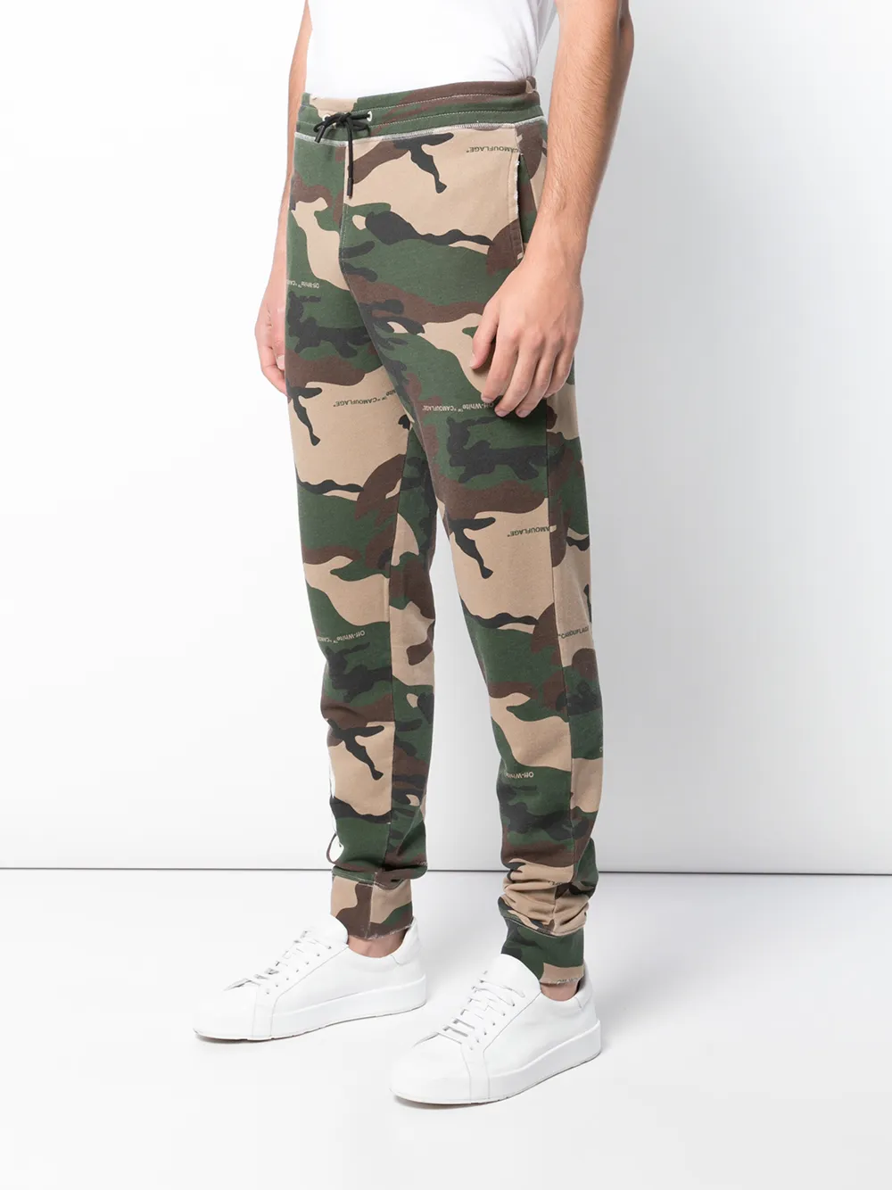 Off-White rugtas met camouflageprint Bruin