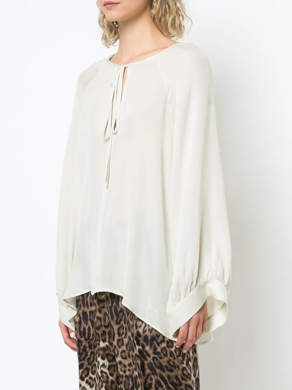 Nili Lotan zwierige blouse met stropdas Wit