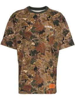 Camiseta com estampa camuflada
