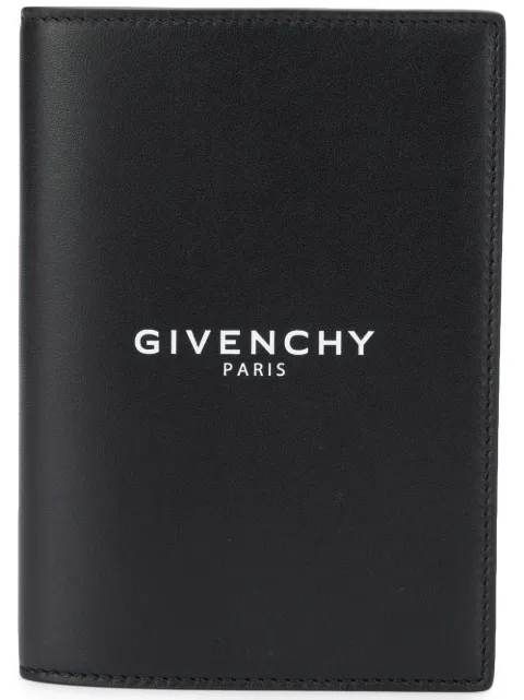 Givenchy حامل جواز سفر بشعار