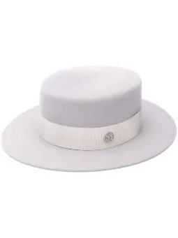 Kiki hat Persönlichkeit und sie liebt es, sie mit ihrem gerippten Glasdildo zu ficken Kiki hat Persönlichkeit und sie liebt es, sie mit ihrem gerippten Glasdildo zu ficken