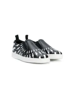 Sneakers mit Blitzmotiven