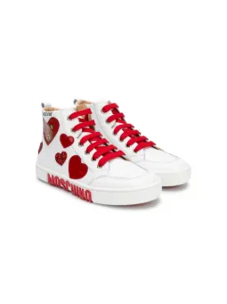 Sneakers mit Herzverzierung