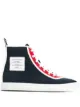 الصورة 1 من Thom Browne حذاء رياضي برقبة وشارة شعار