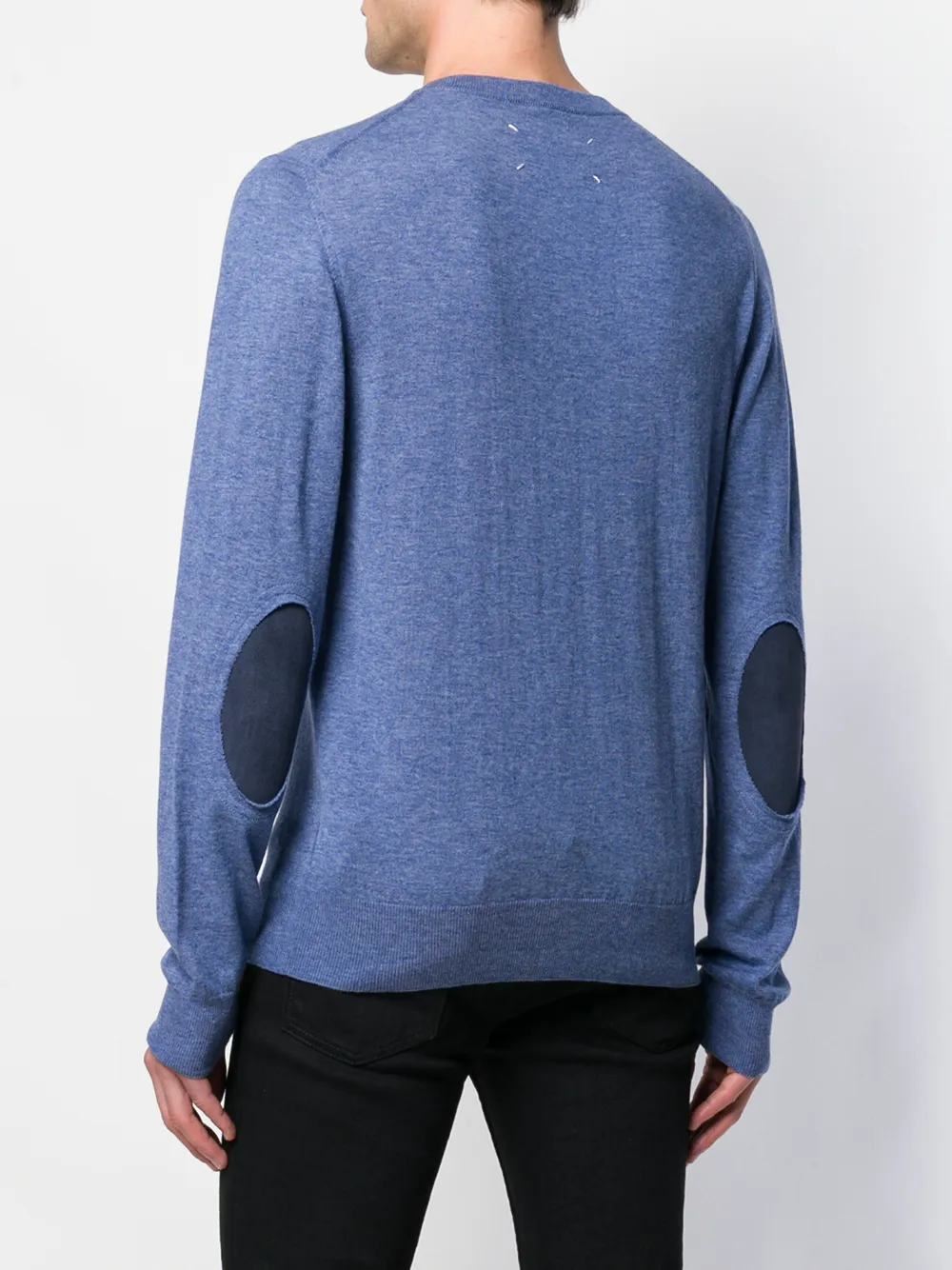 Вязаные заплатки на локти. Джемпер с заплатками на локтях мужской. Декоративные заплатки на локтях. Кофта с заплатками на локтях. Заплатки на рукавах свитера.