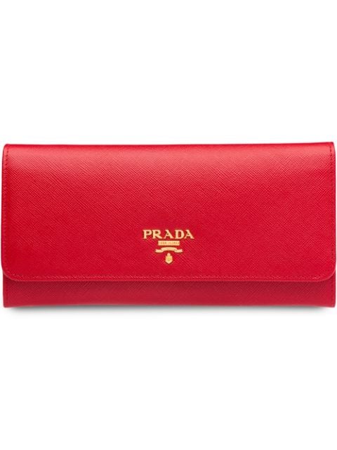 Prada cartera continental con placa del logo