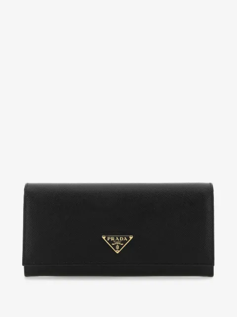 Prada cartera con placa del logo