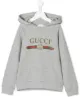 الصورة 1 من Gucci Kids كنزة بغطاء للرأس بشعار كلاسيكي